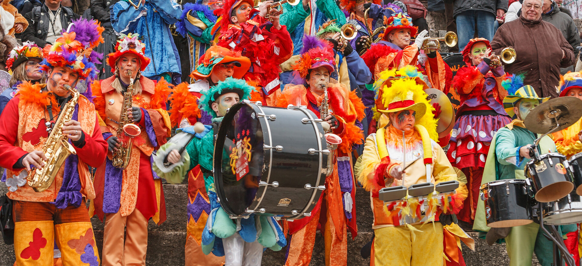 Verschiedene Guggenmusik spielen in der Waldwelt Skywalk Allgäu