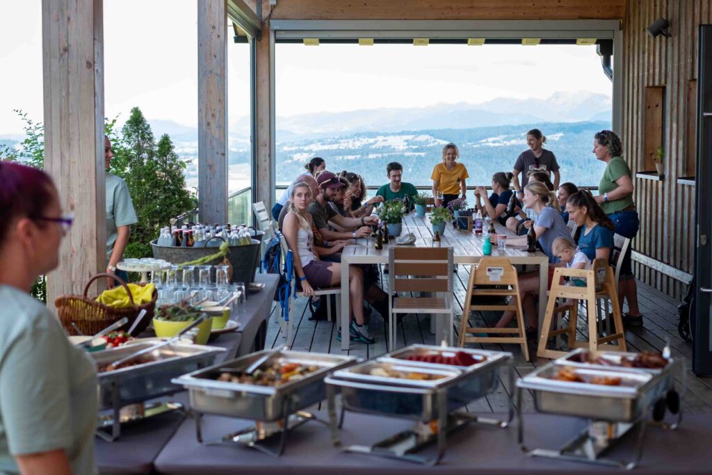 Foto Gruppe im Restaurant mit Bergblick