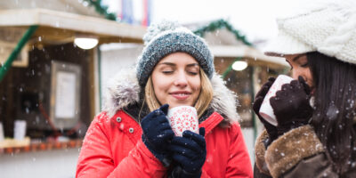 Frau mit Glühwein-Becher